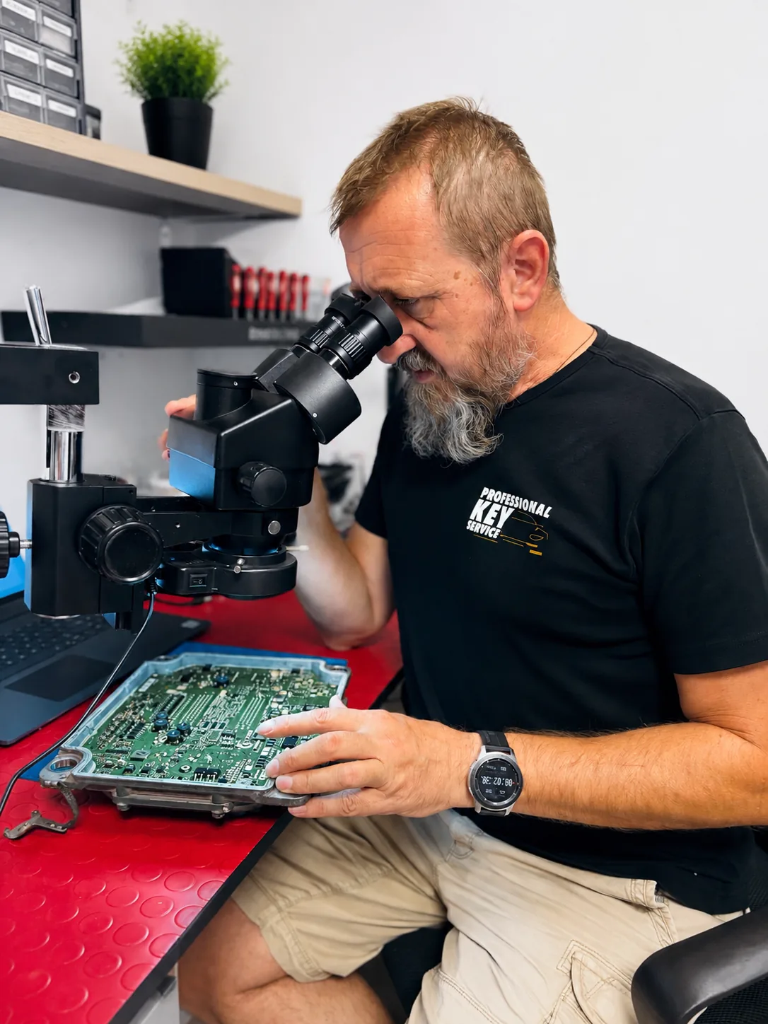 Διάγνωση ηλεκτρονικής μονάδας ECU με μικροσκόπιο