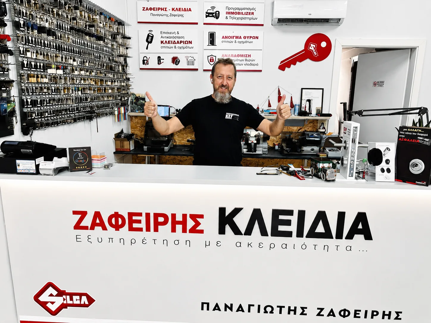 Παναγιώτης Ζαφείρης, αδειοδοτημένος κλειδαράς στο κατάστημα Κλειδιά Ζαφείρης στο Ναύπλιο